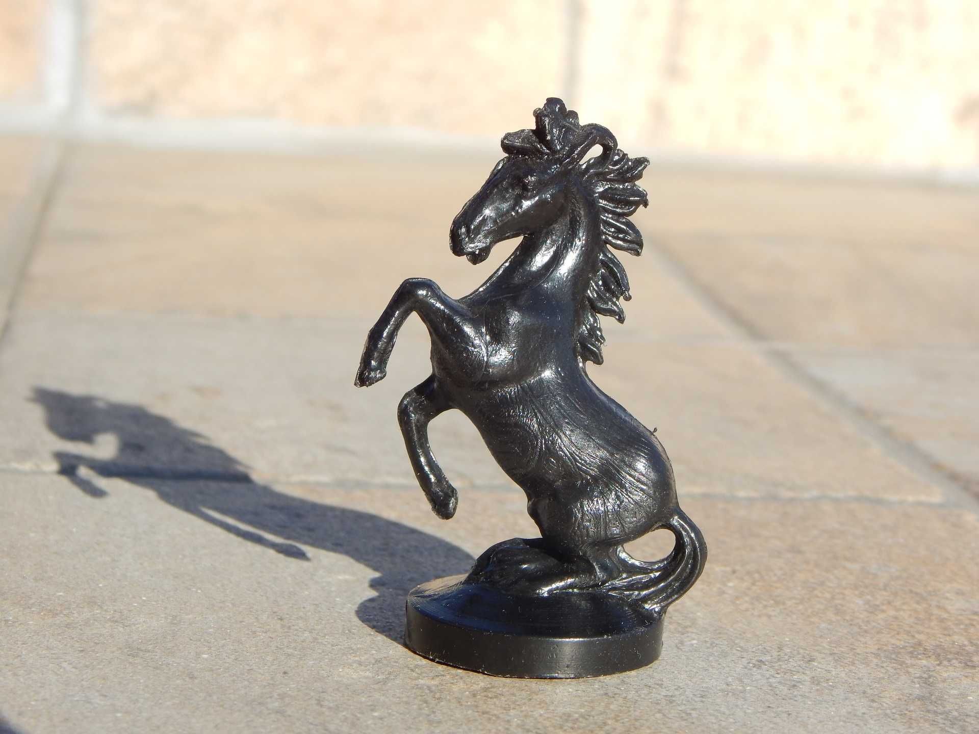 Figurina cal cabrat plastic dur negru 6.5 cm