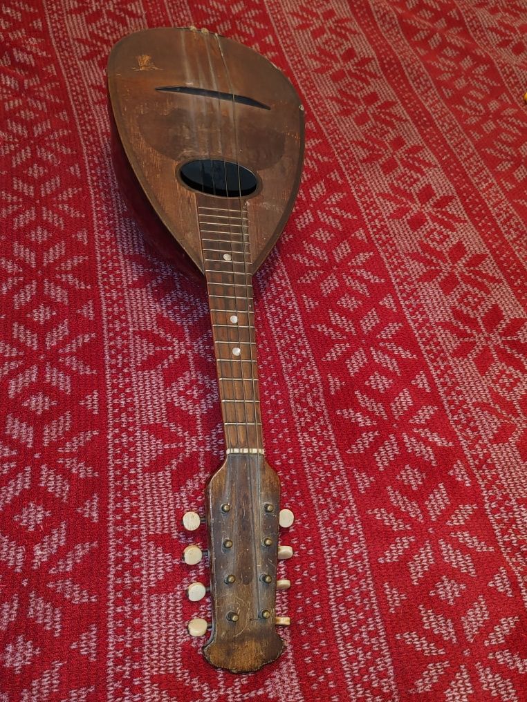 Mandolină de vânzare.