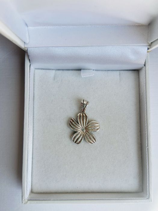 Pandantiv din argint in forma de floare