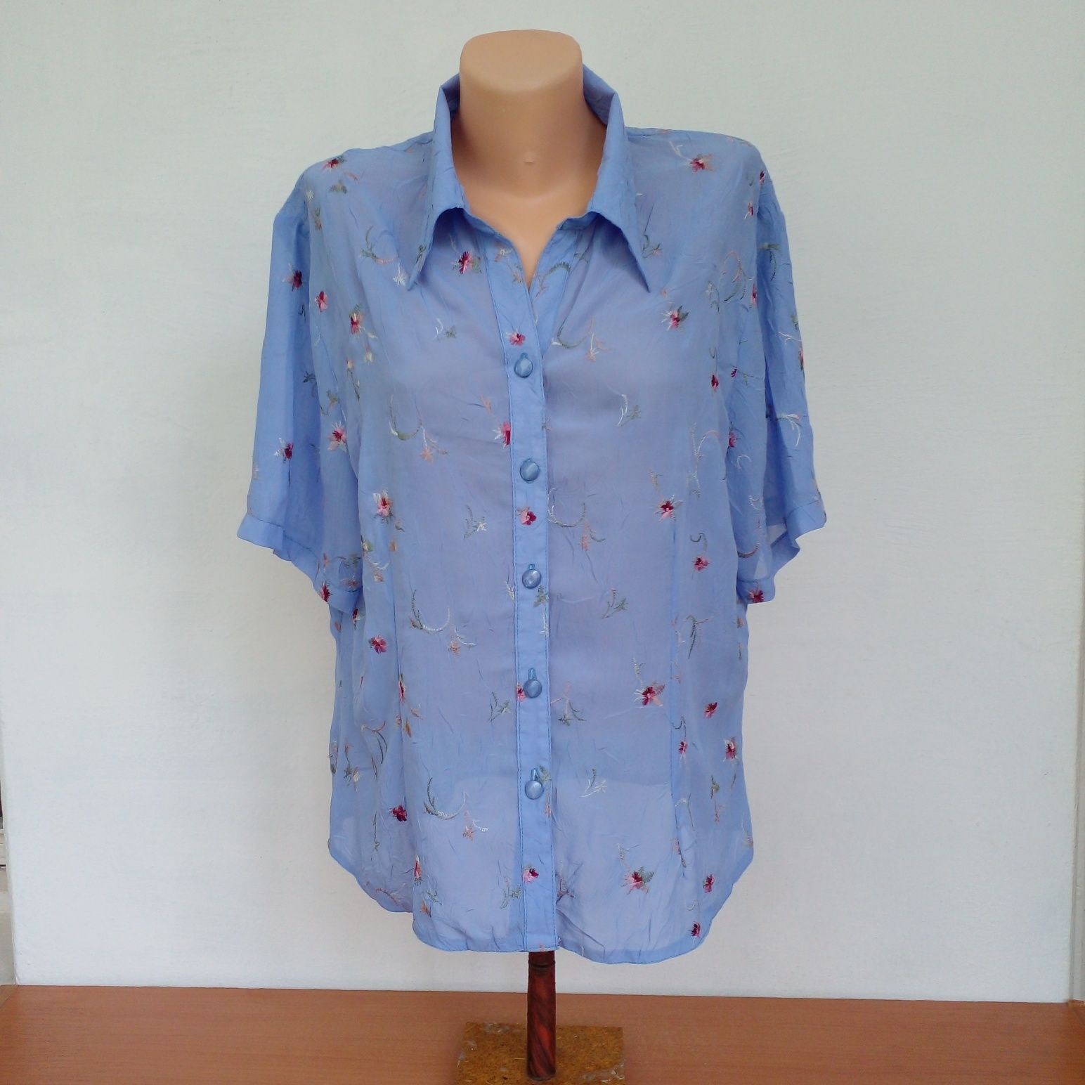 Продам красивую блузку с вышивкой, размер 48-54