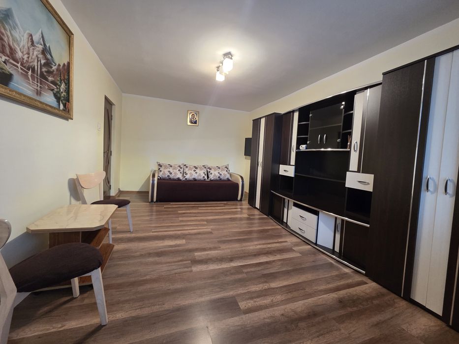 Închiriez apartament