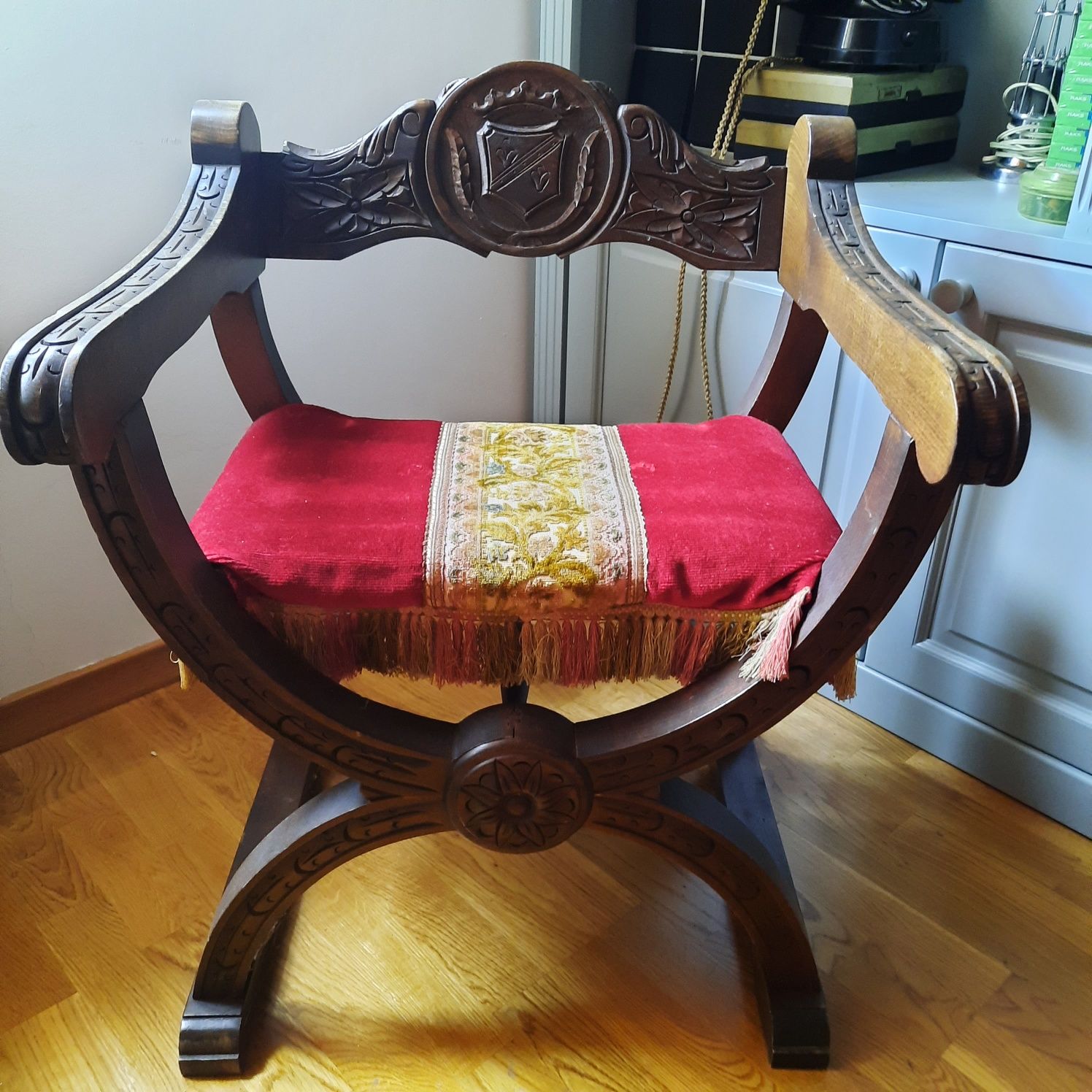 Scaun vechi tip jilț