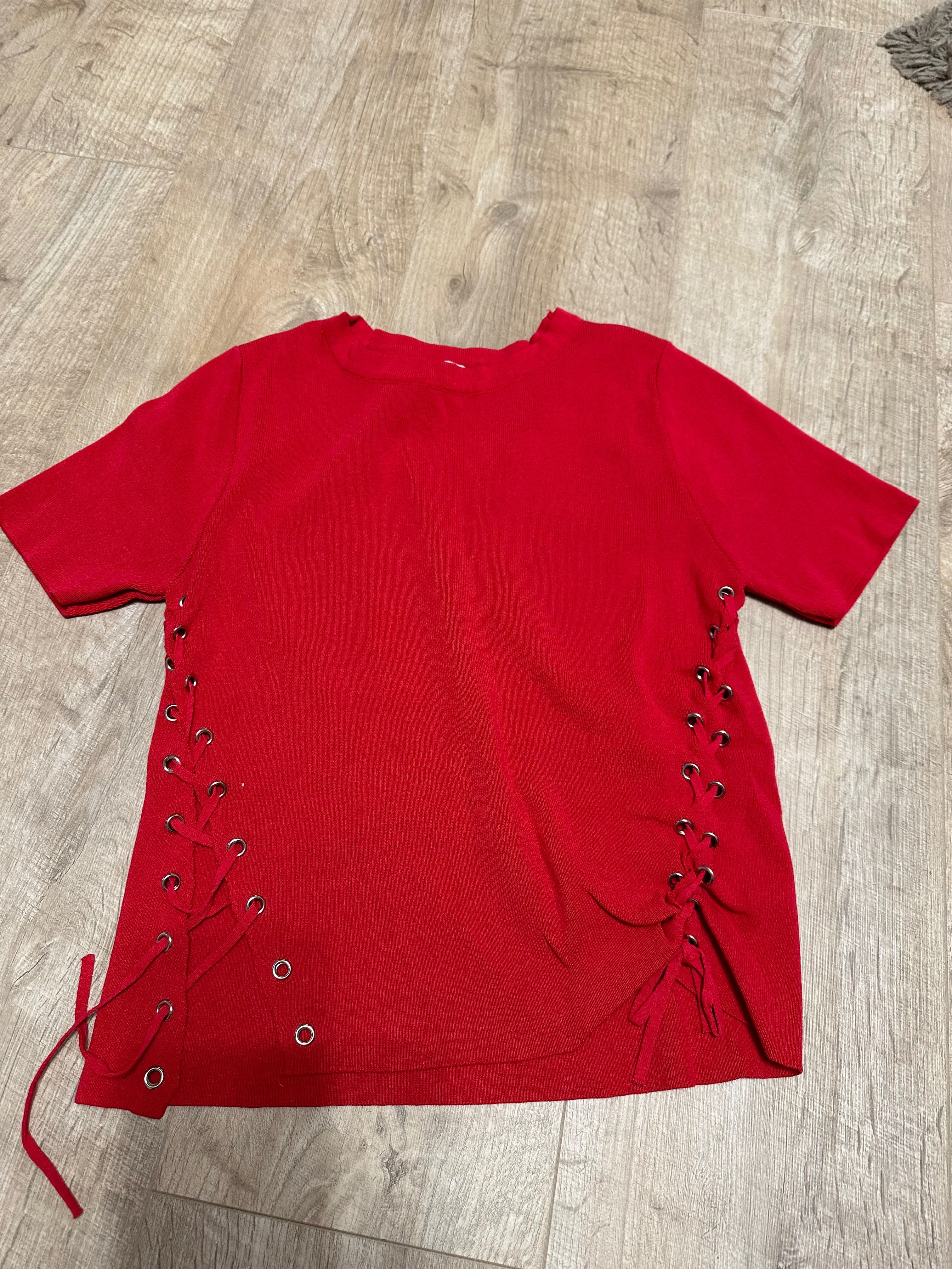 Червена тениска с ефектни връзки