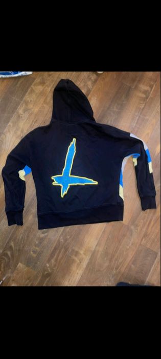 Суичър и тениска на луда