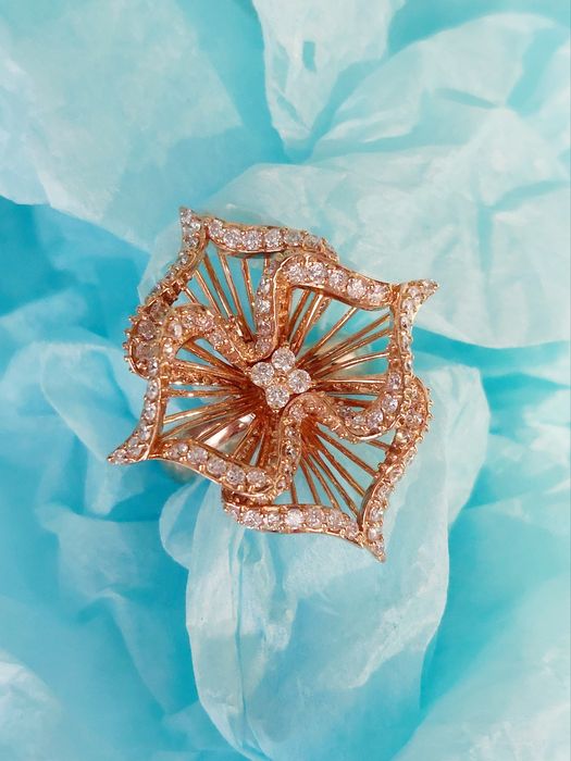 Шикарное золотое кольцо для особого случия