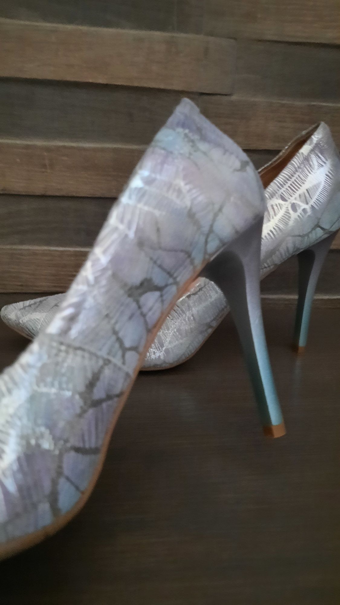 Дамски обувки на ток сребърно тюркоазено  лилаво