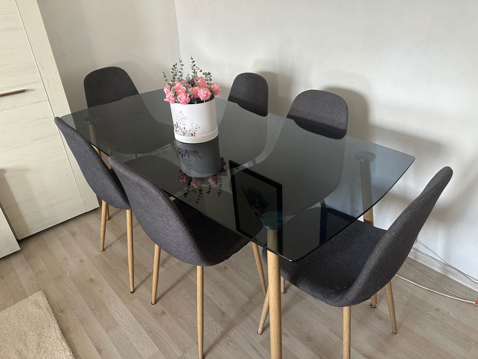 Masă din sticlă cu 6 scaune scandinave – elegantă și modernă