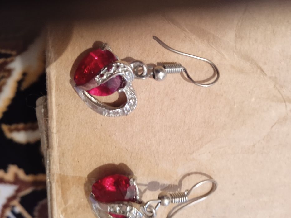 Продам новые серьги в хорошем качестве за все прошу 10000 тысяч тенге