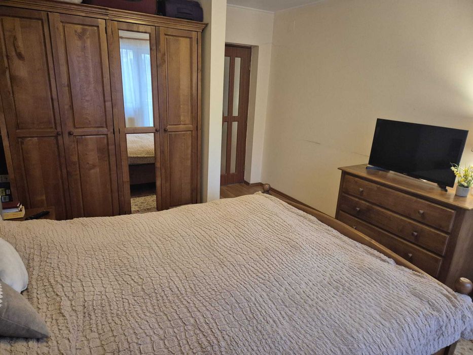 2 Camere, et. 2, curte, parcare, str. Victoriei - Direct Proprietar