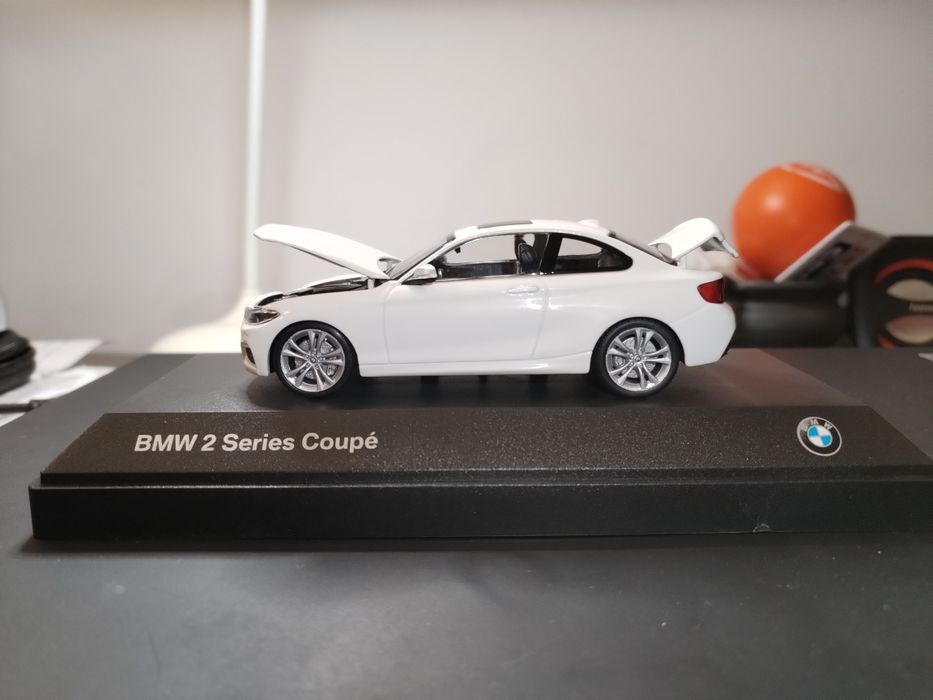 Vand macheta originala BMW 2 coupe alb F22 scara 1 43 Minichamps