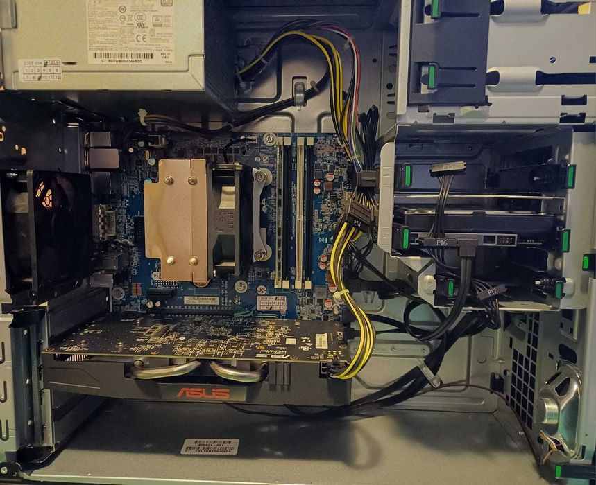 Calculator gaming Intel Xeon 8 nuclee, SSD, Radeon RX570 , Windows11