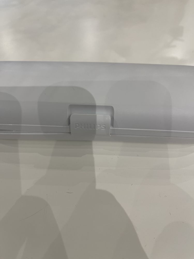 Накрайници за sonicare и зарядно.
