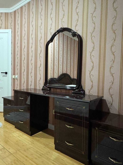Спальный гарнитур (Италия) - шкаф, комод с зеркалом, 2 тумбы, матрас.
