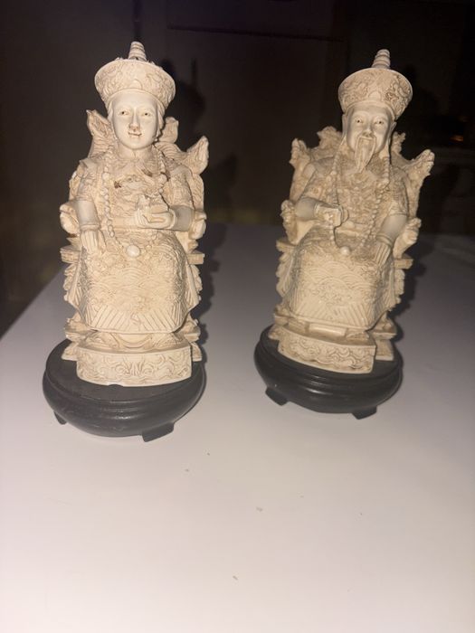 De vanzare 2 statuii din fildeș