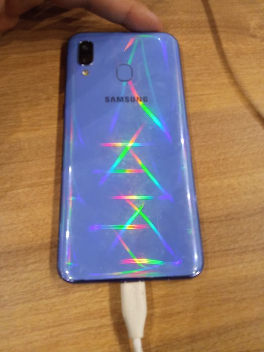 Vând schimb doua telefoane Samsung A40 ecranul puțin crapat