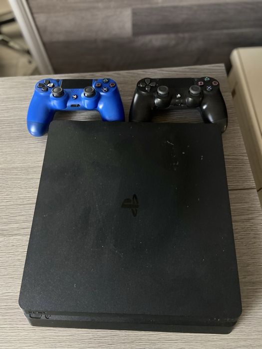 Продам пс4 в прекрасном состояний с 15+ играми