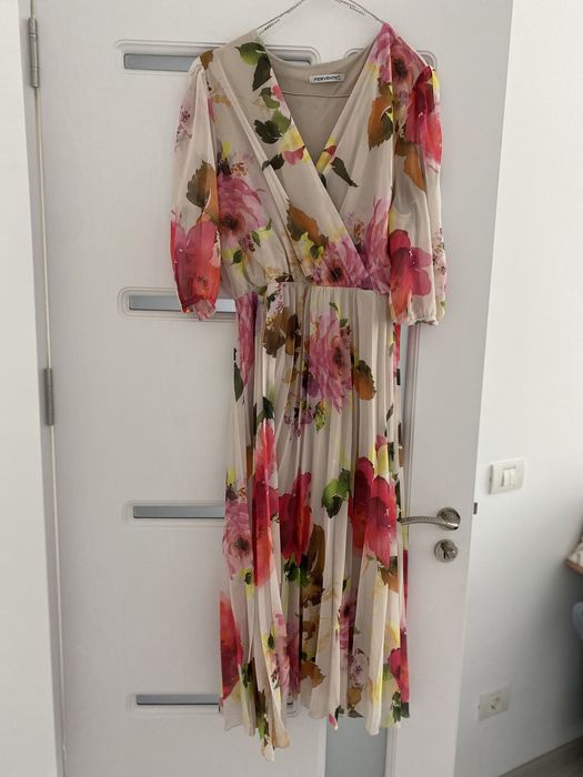 Vand rochie de ocazie cu model floral