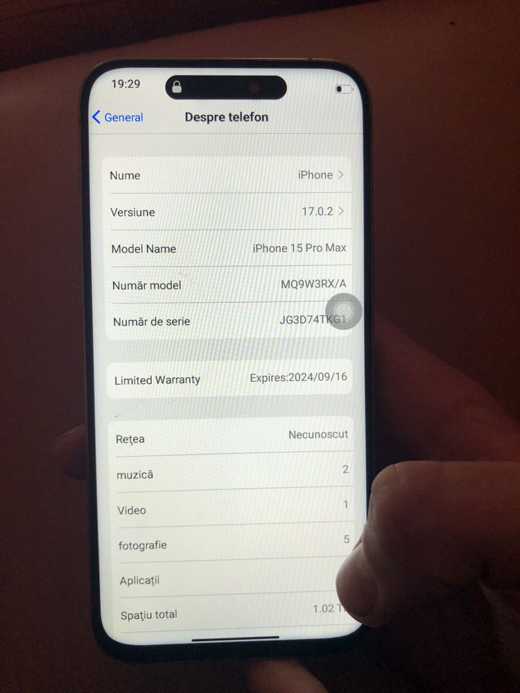 Iphone15pro max ele este ok ca model nui deloc zgîriat totul e ok