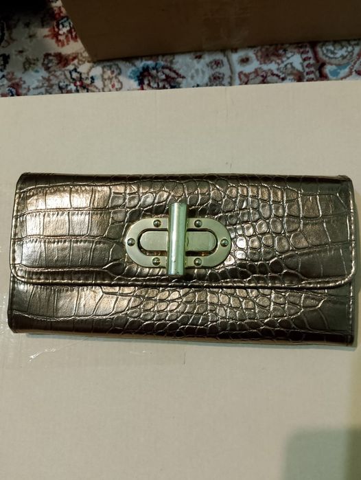 Продам женский красивый золотистый клач!