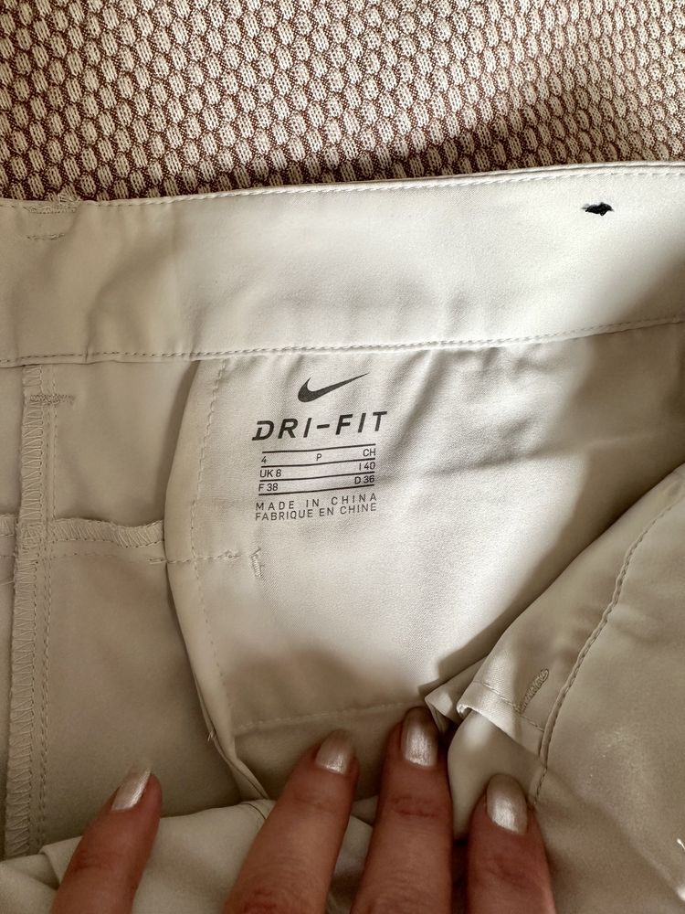 Pantaloni scurți noi Nike S