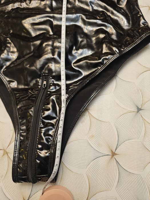 Body negru din latex pentru club.