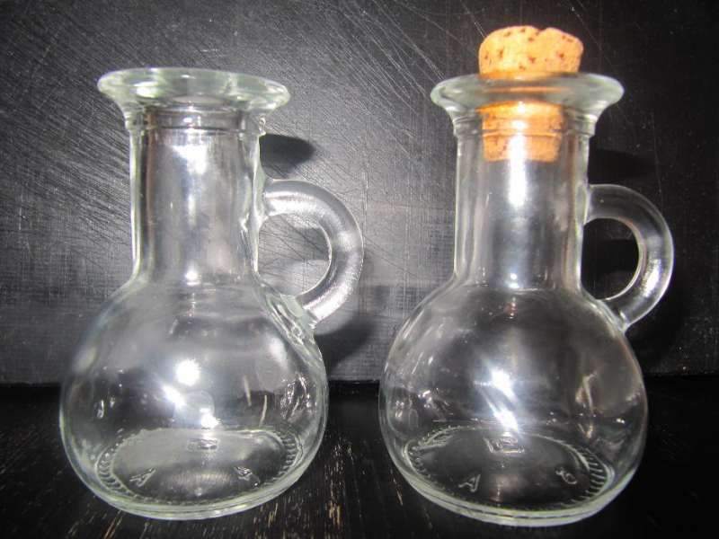 стъкло , 2 броя миниатюрни канички,шише за елексир