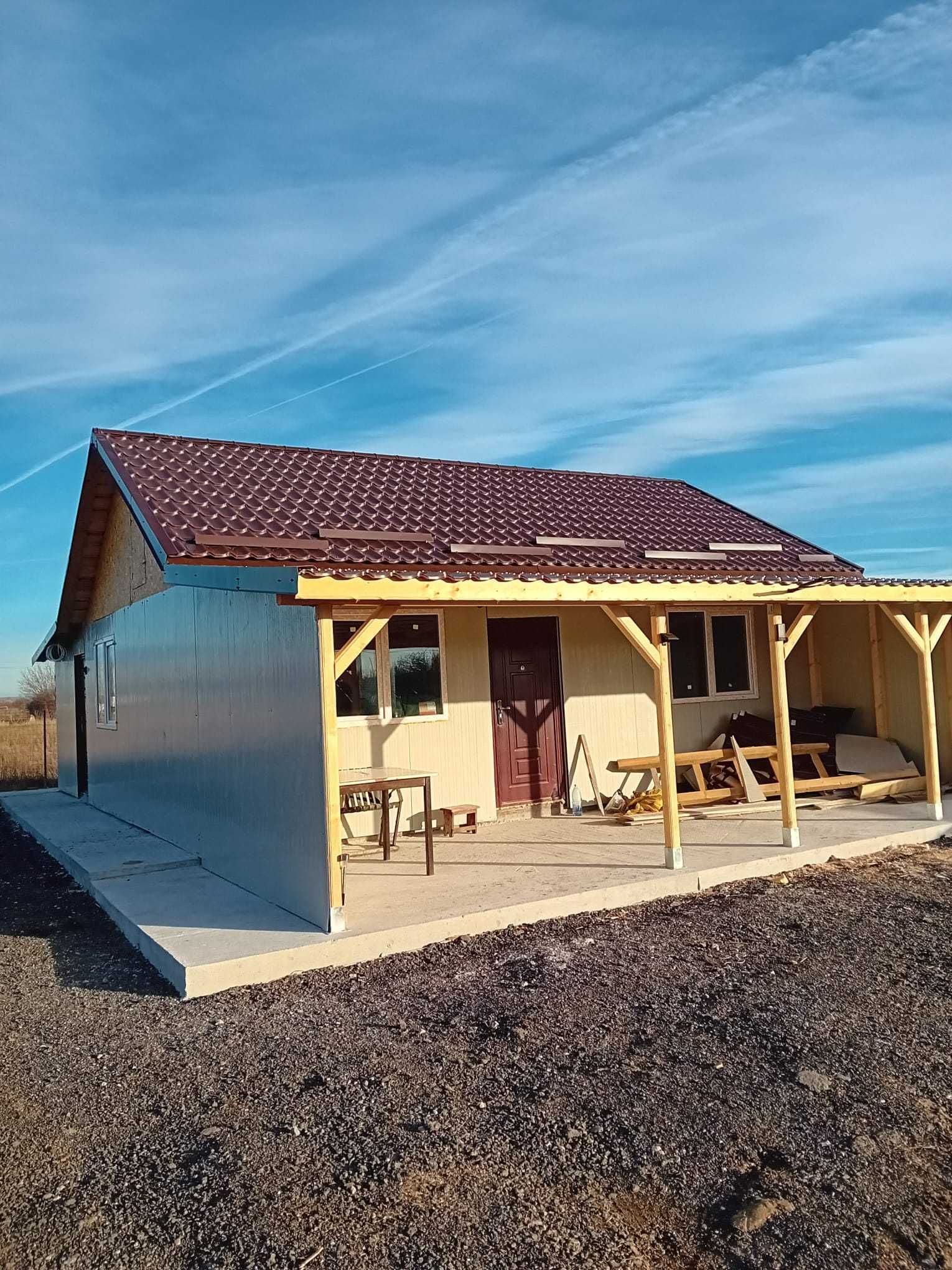 Casa, garaje auto pe structura metalica si panou sandwich termoizolant
