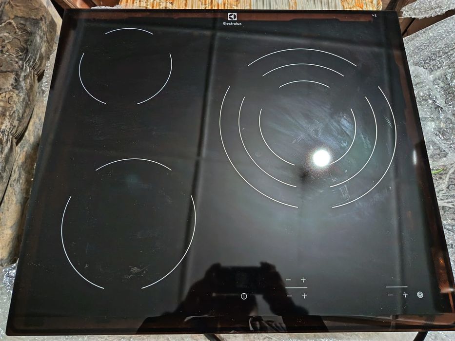 Продам электрическую плитку Electrolux