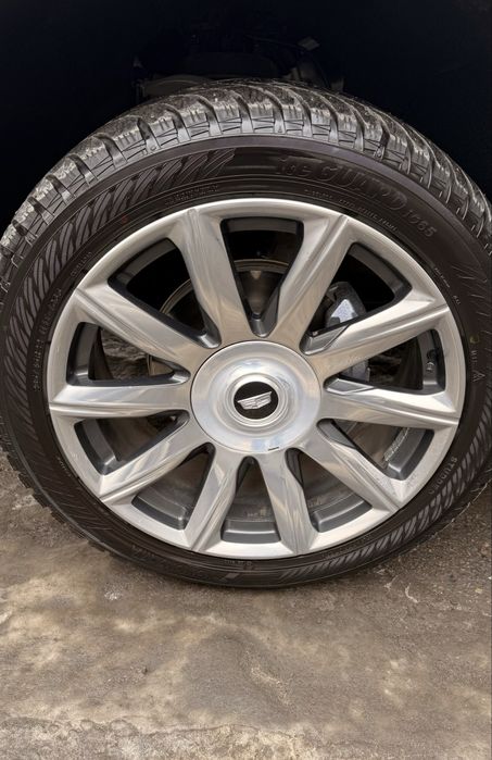 Комплект зимних дисков с резиной R 22 на Кадилак Эскалейд