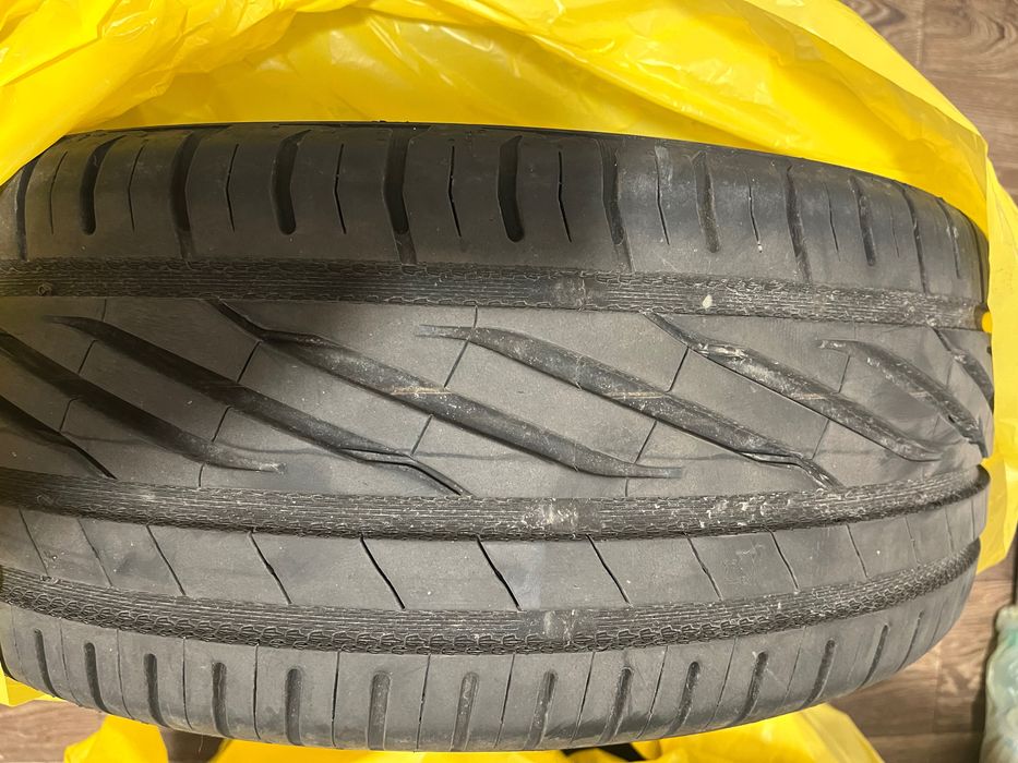 Продава 4 летни гуми Uniroyal Rainsport 5 215/45/18