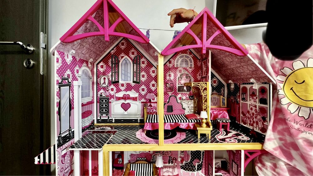 Casuta papusi inaltime 125 cm, lungime 94 cm, latime 32 cm, 16,8 kg