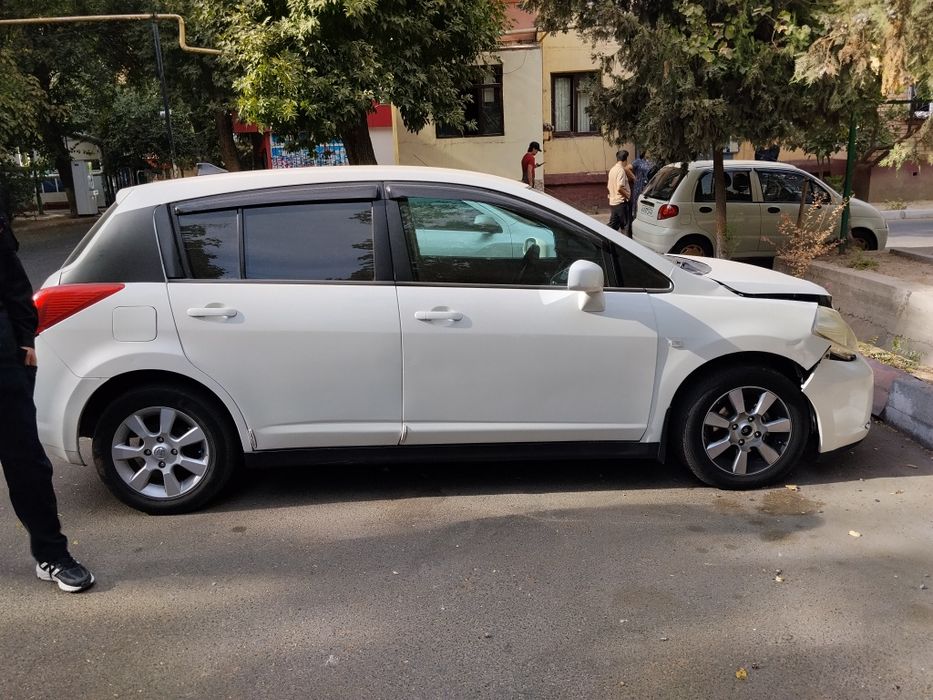 Nissan tiida sotiladi oldidan urilgan