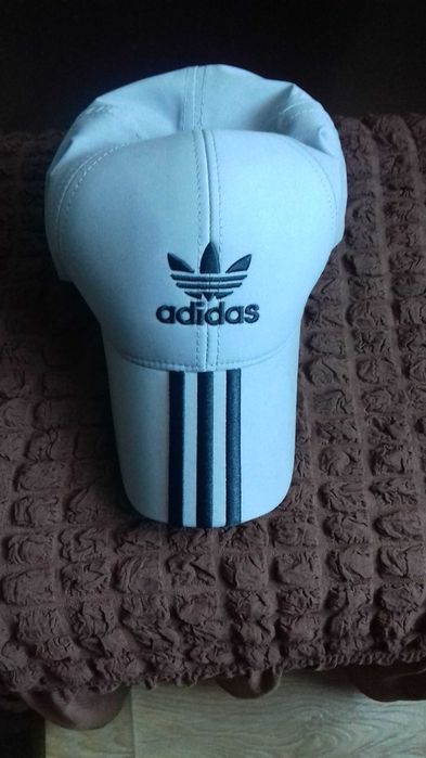 Различни цветове шапки с козирка на adidas