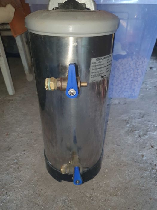 Vând dedurizator apă 8lt/7,5kg. Inox