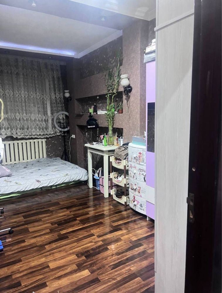 Uy sotiladi Chilonzor 9kv uy o’zimiki 1-etaj, 2/3 xona qilingan