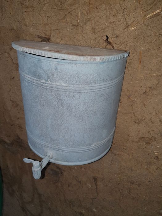 Стар водник за стена