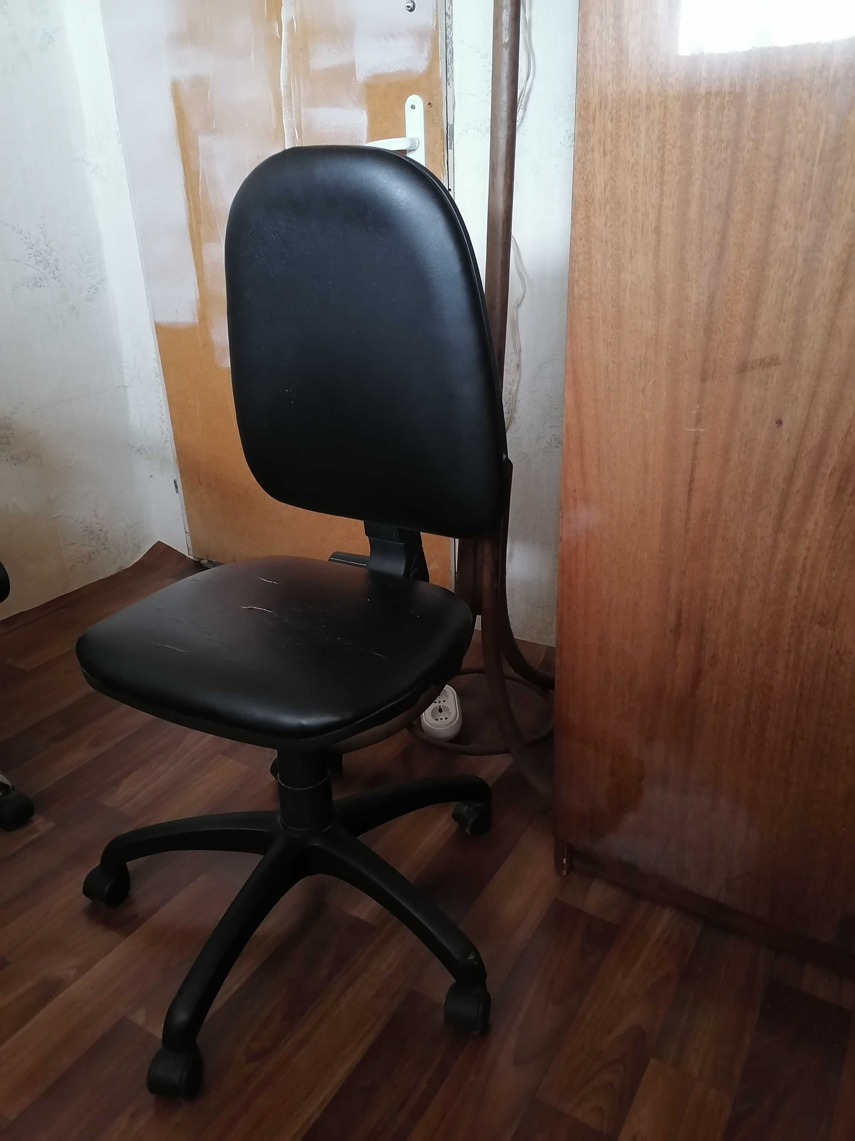 Продавам стол за бюро
