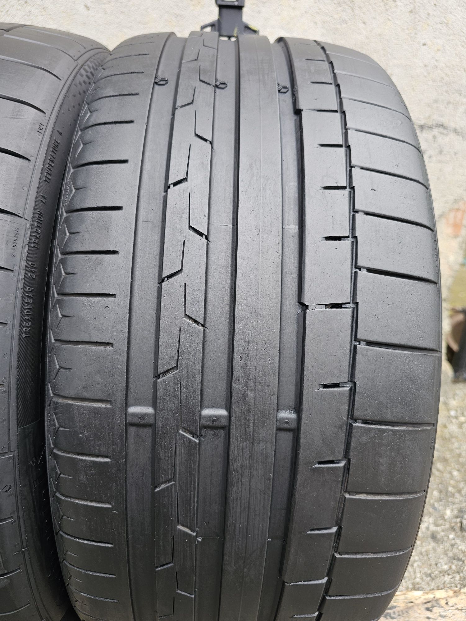 Vând două anvelope de vara continental  245 35 20  dot 2122