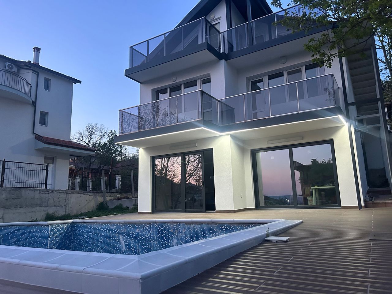 Продава се Къща в к.к. Албена - 111 кв.м за 2703 €/кв.м - Снимка #1