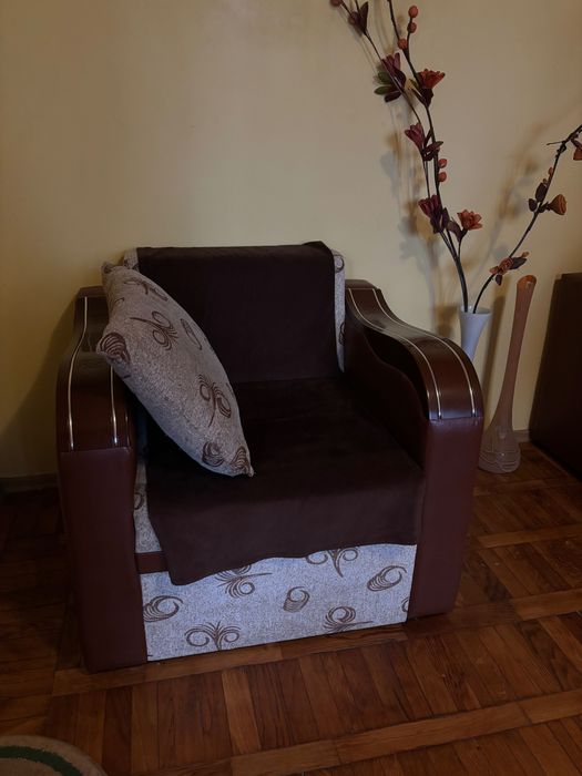 Vând o canapea din piele și două fotolii