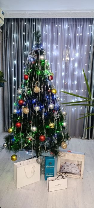 Продам ёлку с игрушками и герляндами