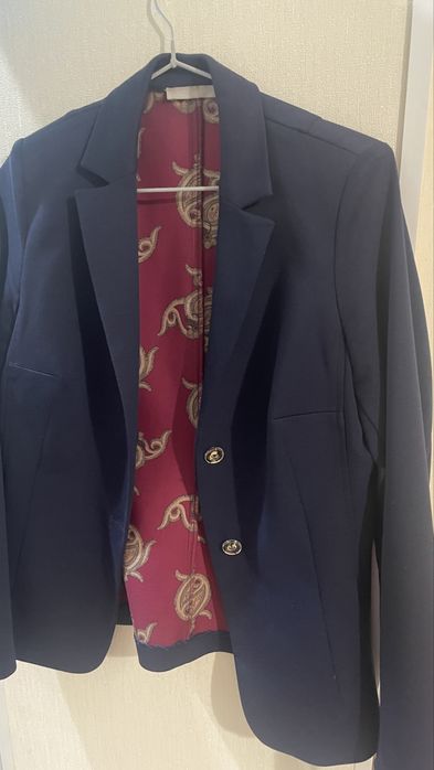 Пиджаки женские отдаи по 3 тыс в отличном состоянии