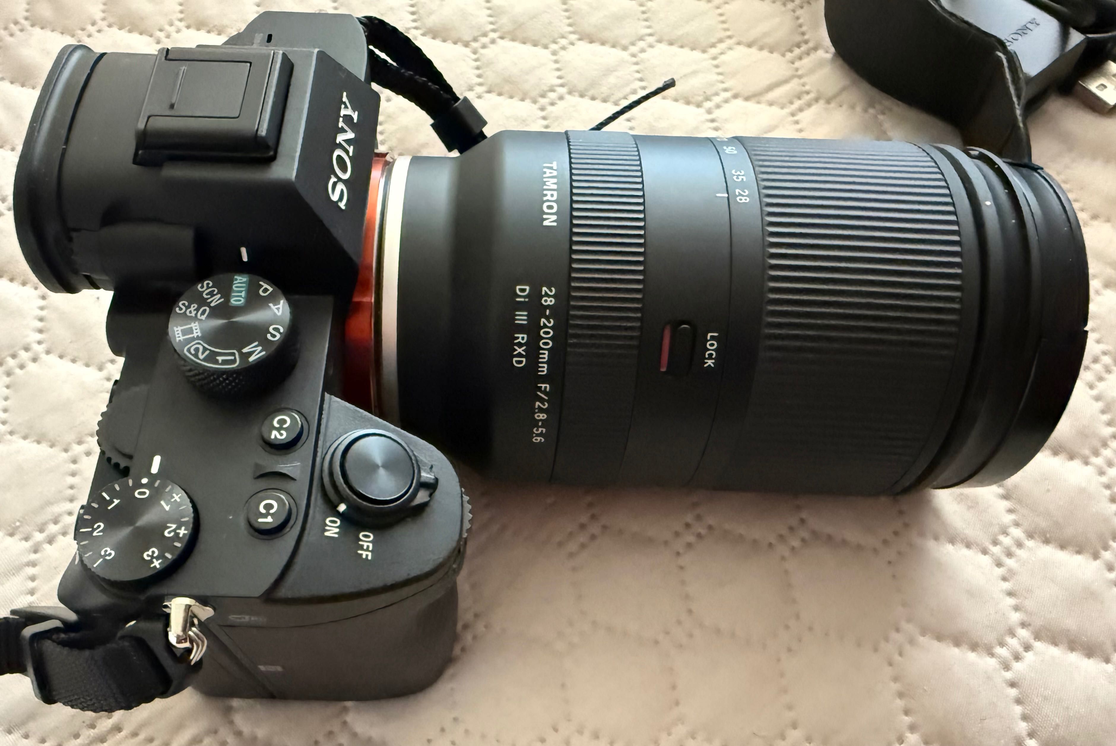 Продавам безогледален пълноформатен фотоапарат Sony - Alpha A7 III
