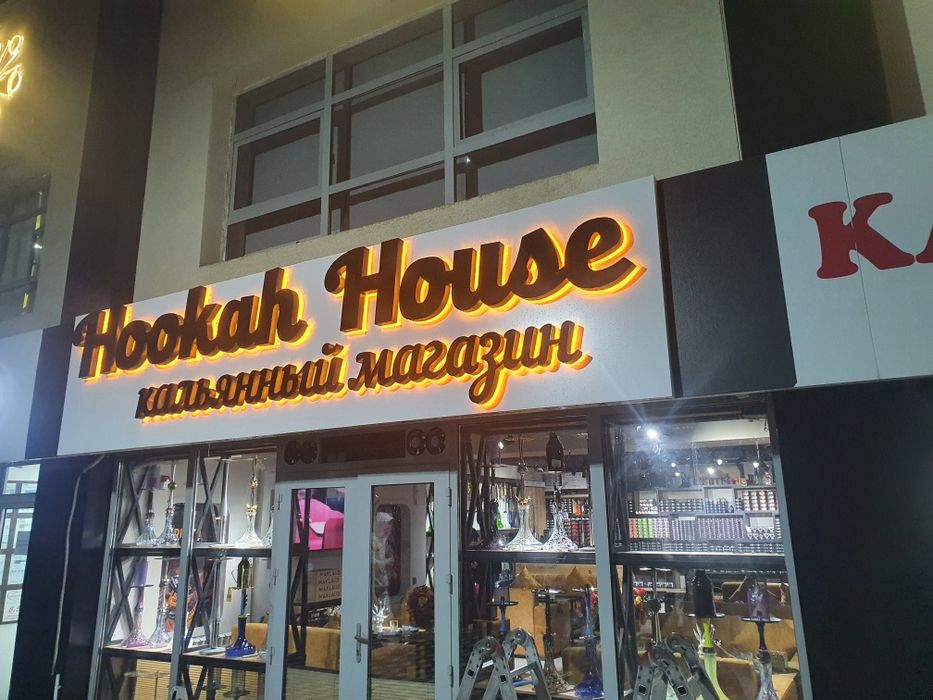 Tashqi reklama bukva banner stend tablichka