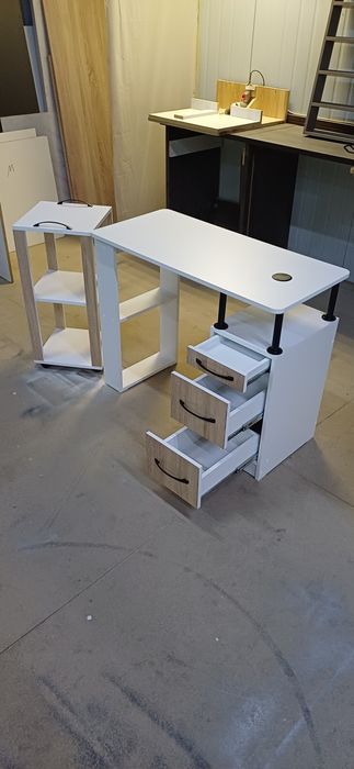 Маникюрные столы