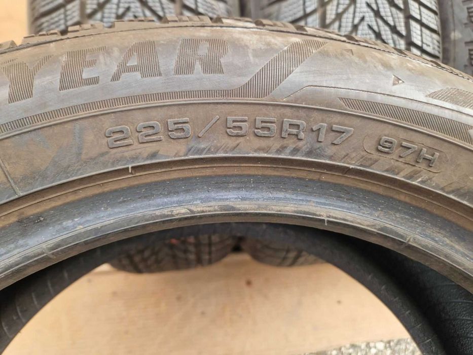 4 броя Goodyear R17 225/55
Зимни гуми 
DOT3823