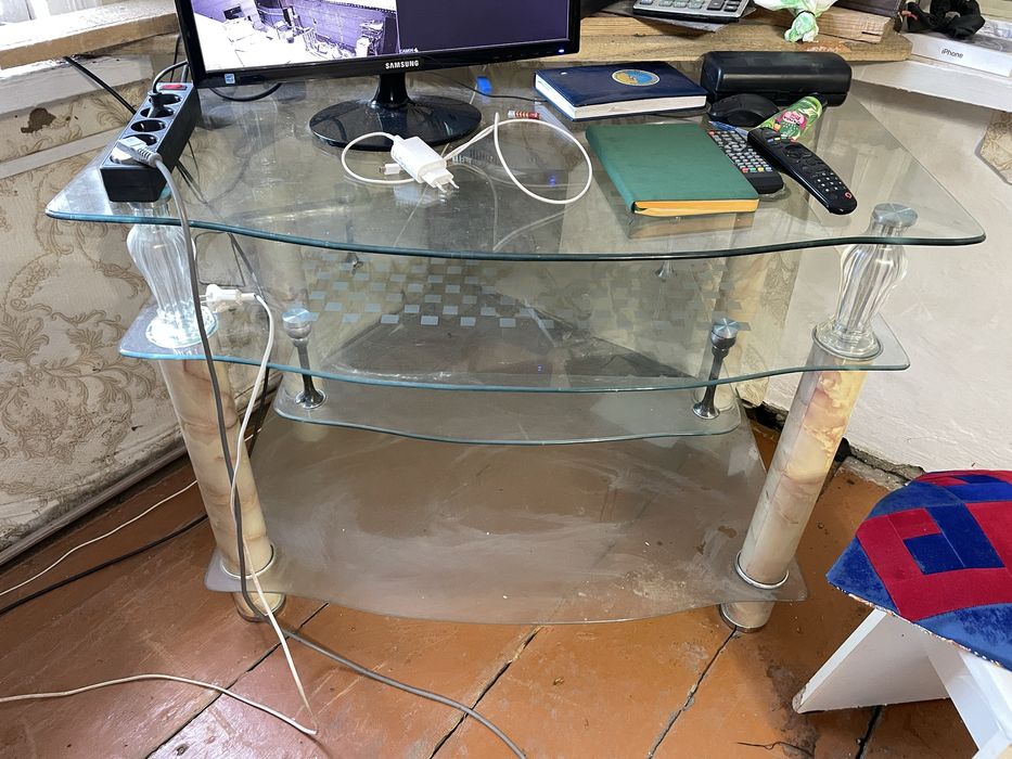 Продам стеклянный стол