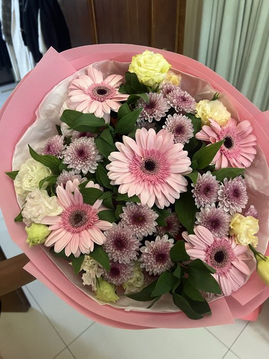 Нежный букет из гербер, хризантем и эустомы