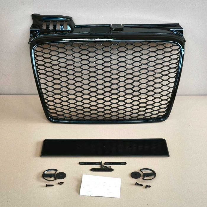 Решетката (маска) ЧЕРЕН ЛАК тип RS4 за Audi A4 B7 със стандартна броня