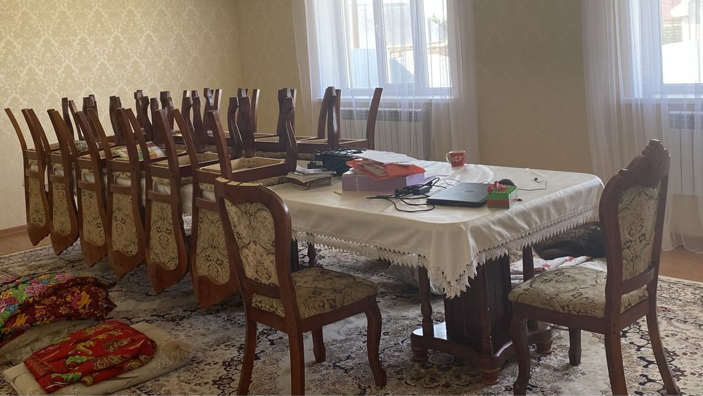 Стол со стульями гостиный